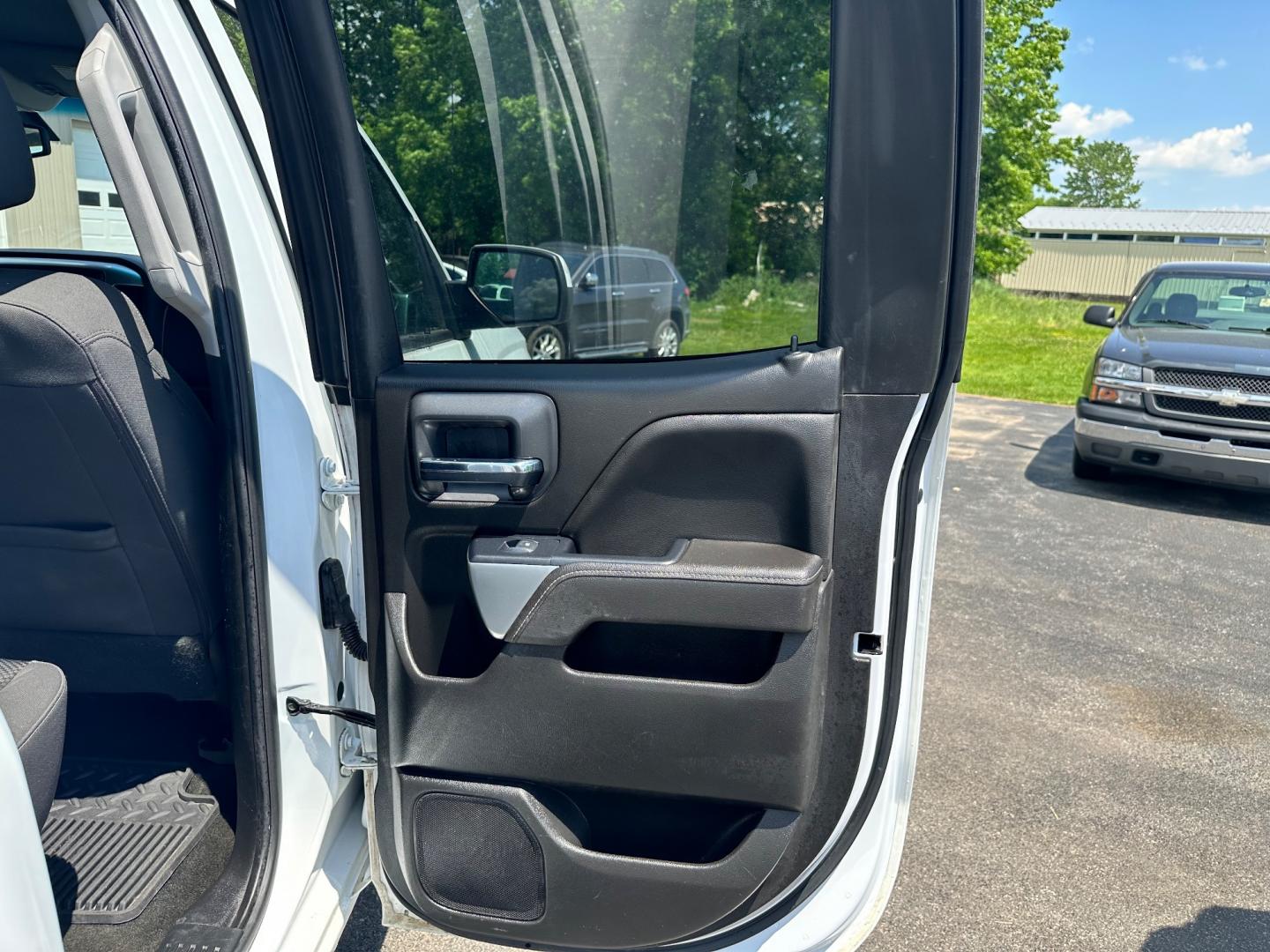 2017 White /Black Chevrolet Silverado 1500 LT (1GCVKREH5HZ) with an 4.3L V6 OHV 12V engine, 6-Speed Automatic transmission, located at 11115 Chardon Rd. , Chardon, OH, 44024, (440) 214-9705, 41.580246, -81.241943 - The 2017 Chevrolet Silverado 1500 LT Double Cab 4WD offers a harmonious fusion of rugged capability and modern convenience, powered by the robust 4.3-liter V6 engine. This engine, known for its reliability and efficiency, provides ample power for a variety of tasks, delivering 285 horsepower and 305 - Photo#40